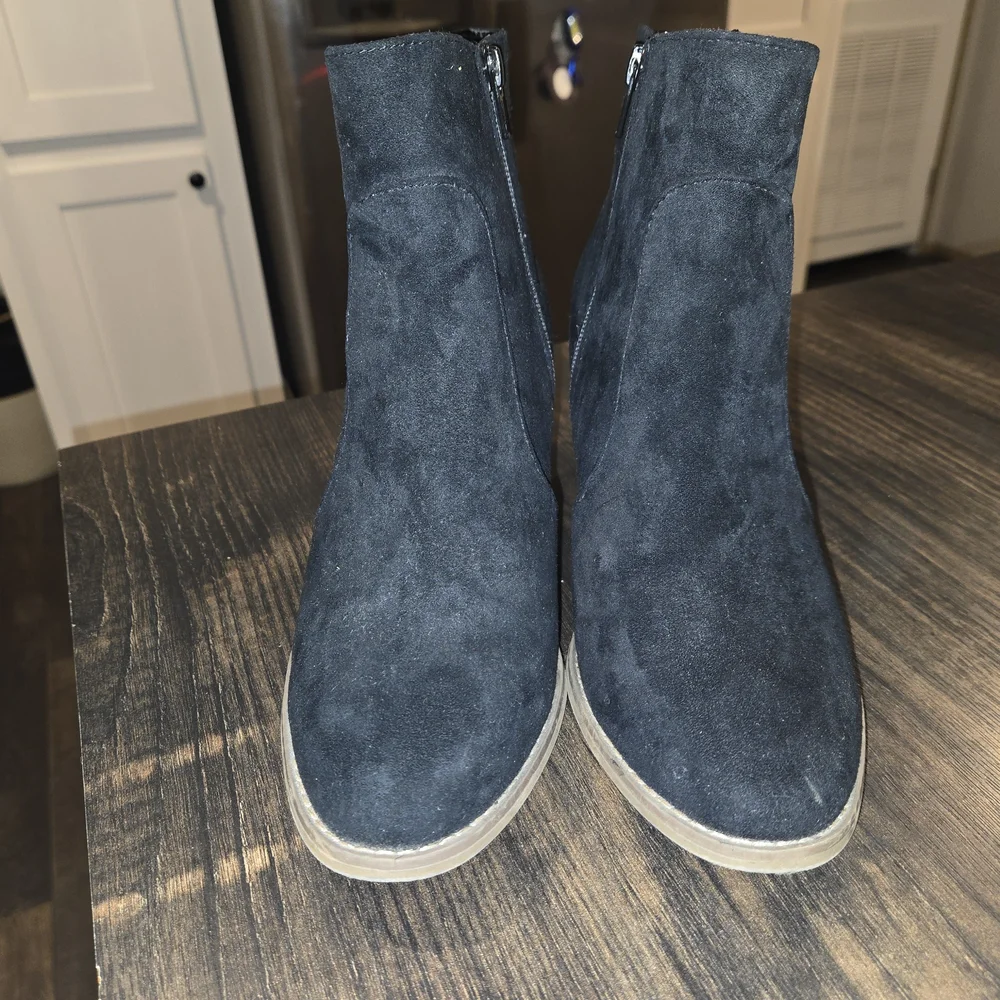 Universal Thread Dark Suede Ankle Booties Womens Size 8.5 - Picture 2 of 6